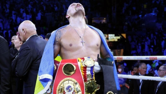 USYK ZWAKOWAŁ PAS IBF, ZAWALCZĄ O NIEGO AJ I DUBOIS