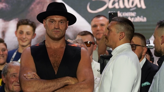 BROWN: FURY KUPIŁ NOWE BUTY BOKSERSKIE I SPODENKI