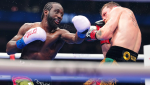 CRAWFORD WYPUNKTOWAŁ CANELO, PIERWSZY BEZDYSKUSYJNY MISTRZ W TRZECH WAGACH