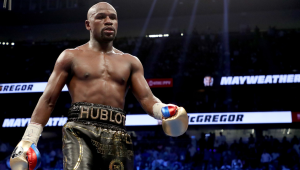 MAYWEATHER PO WALCE Z TYSONEM WRACA DO ZAWODOWEGO BOKSU