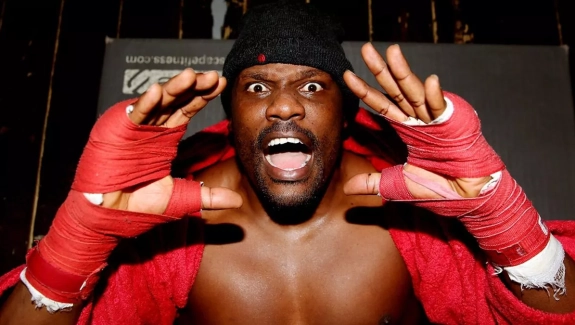 CHISORA PRZYZNAŁ SIĘ DO STOSOWANIA MEDYCZNEJ MARIHUANY