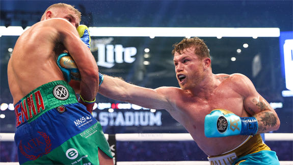 Canelo z trzema pasami, Saunders poddał się w narożniku